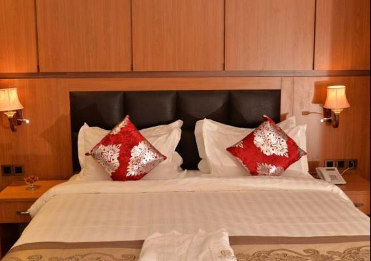 Grand Pela Hotel & Suites Абуджа Екстер'єр фото